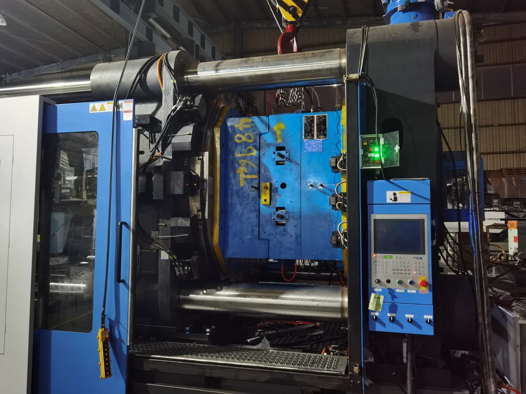 Loading the new mold for 1900 ton rotary table dual color injection molding machine - HVR MAG