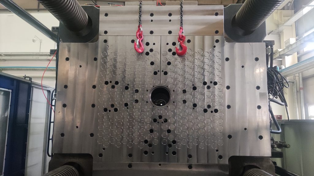 magnetic and hydraulic mold change