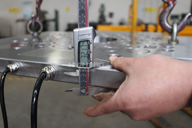 Gauge of the thickness of magnetic clamping plate