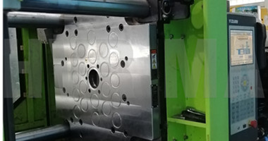 120 Ton Magnetic Mold Clamping Platens on YIZUMI Injection Machine
